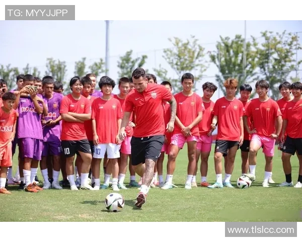 足球球星场上指挥艺术：领袖气质与战术决策的完美融合